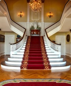 En trappa med röd matta